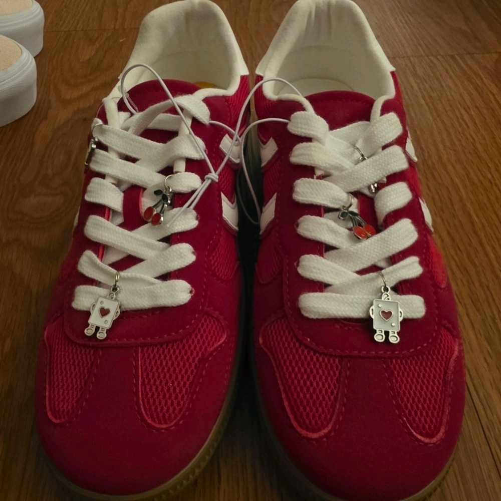 Steve Madden Burgundy Red Girls Size 5M Sneakers with White Laces And Charms NWT